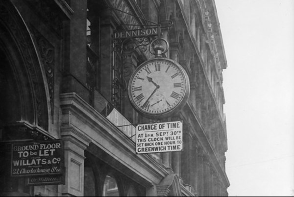 A Notice Below A Clock Informing The Public Of The End Of Daylight Saving Time In October 1916