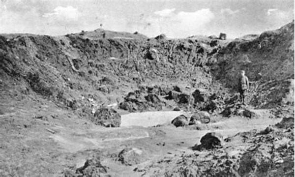Hooge Crater photographed in 1915 (Image: pinterest.com).
