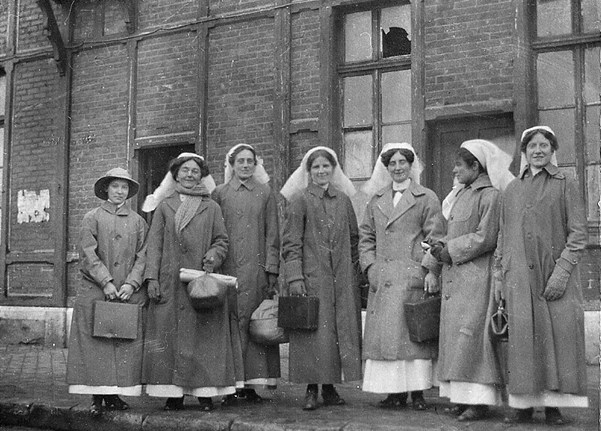 Nurses outside No.13 Stationary Hospital, Boulogne, in the autumn of 1914. (Photo courtesy of Sheila Brownlee)