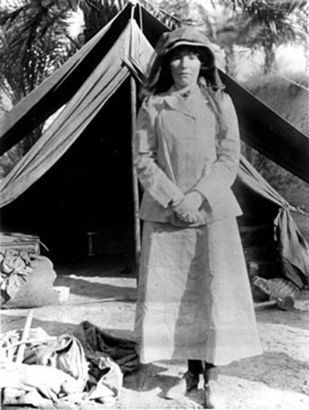 Gertrude Bell In 1909, Visiting Archaeological Excavations In Babylon