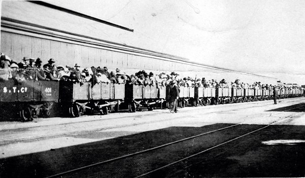 Passengers On The Broken Hill Picnic Train, C. 1915