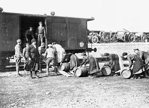 Italian Women Employed By The British Army Service Corps Loading Barrels Of Beer On To Railway Trucks In Treviso November 1918.
