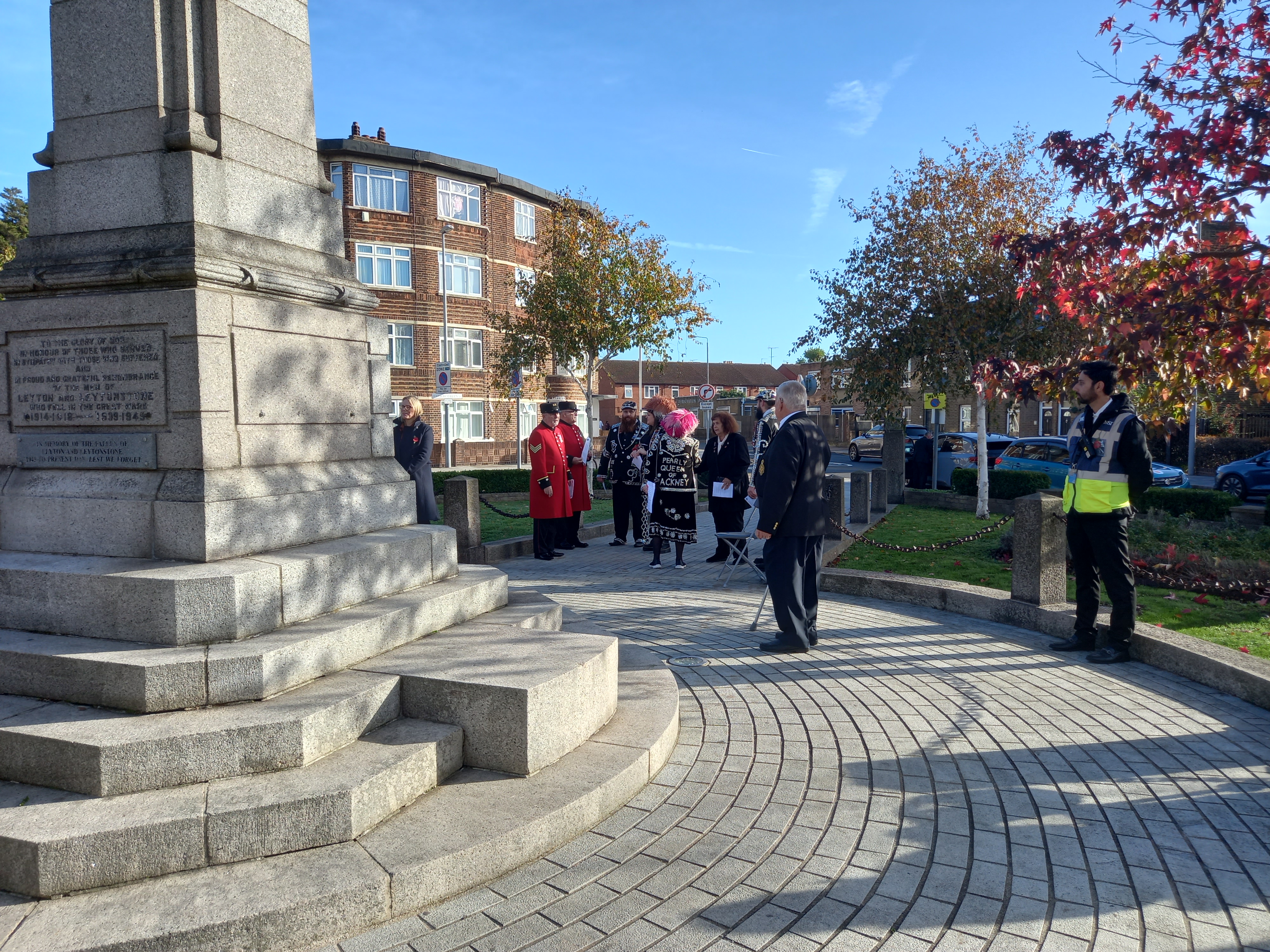 04 Pearly King & Queen Arrive