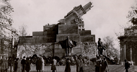 There Is No Mistaking A Giant Howitzer The Royal Artillery War Memorial
