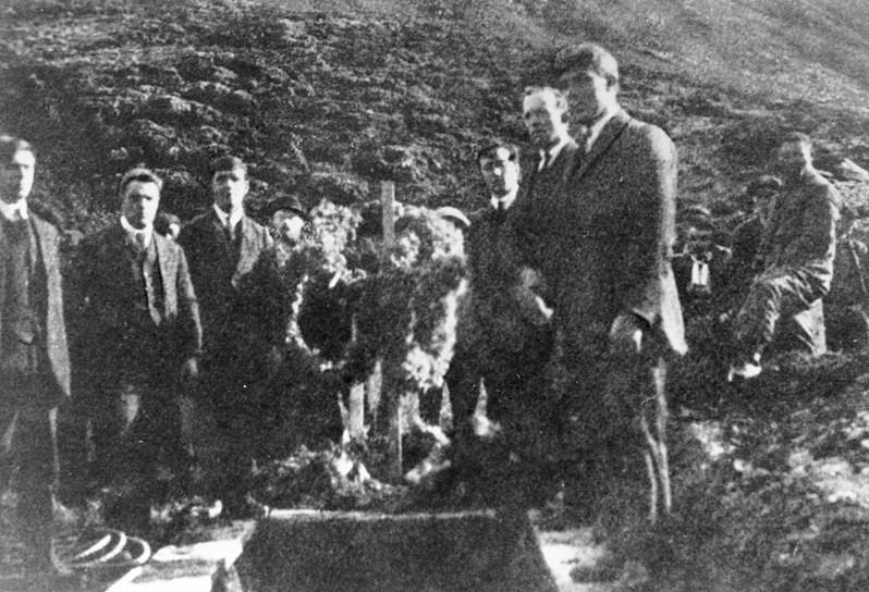 Shetland Pall Bearers At The Funeral Of Ernest Shackleton. William Sandison, George Manson, Magnus Leask, John Byrne, James Brown, James Leask.